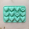 Dettaglio dello stampo in silicone turchese a 12 cavità a cuore per dolci e cioccolato - Verde