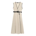 Elegante beige mouwloze maxi-jurk met diepe V-hals en zwarte riem met knoopdetails - XS / Abrikoos