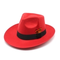 Vue détaillée d'un chapeau fedora en laine rouge avec ruban noir et décoration de plume - M (56-58cm) / Rouge