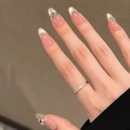 Handgefertigte mandelförmige Nude-Nägel mit weißen French Tips und silbernem Metallschmuck - Meteor Jagt Den Mond (BY1736)