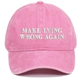 Dettaglio del testo ricamato in bianco su un cappello da baseball in cotone rosa - Taglia unica / Rosa