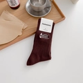 Dunkelbraune Ripp-Socken aus gekämmter Baumwolle mit weißer Camping-Laternen-Stickerei - Einheitsgröße / Kaffeebraun