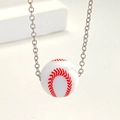 Minimalistische silberne Baseball-Halskette mit weißen Perlen und roten Nähten - Baseball Halskette (10778)