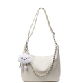 Weiße geflochtene Schultertasche mit goldener Kette und flauschigem Wolken-Anhänger-Design - Groß / Gebrochenes Weiß