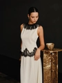 Elegante witte mouwloze jurk met zwart kant en een gladde zijdeachtige finish - S / Wit
