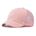 Dettaglio cappellino rosa a tesa corta con rete traspirante e tela di cotone di qualità - Regolabile / Stile Traspirante in Rete a Tesa Corta / Rosa