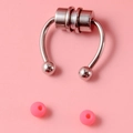 Vista macro di set finto piercing magnetico con clip a U e perline sferiche rosa - Anello al naso magnetico con sfera di gomma rosa / Argento/Rosa