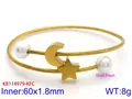 Bracciale rigido dorato aperto con ciondoli luna e stella e perle su filo a spirale - Stile a Tema Stella e Luna (KB114979)