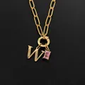 Elegante goldene Edelstahlkette mit Buchstaben W und einem funkelnden rosa Zirkon-Anhänger - Buchstabe W