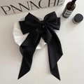 Elegante zwarte haarclip met grote strik en lange linten op een decoratieve keramieken schaal - Lange Streamers / Zwart