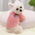 Pull pelucheux rose pour petit chien avec broderie de raisin dans un décor intérieur - S / Raisin Rose