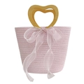 Borsa rosa intrecciata a forma di cuore con manico in legno e fiocco in chiffon dolce - Rosa