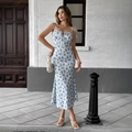 Abito midi a fiori blu e bianchi con spalline regolabili e orlo a sirena aderente - S / Bianco con stampa floreale blu