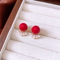 Dettaglio orecchini placcati oro 18k con perla rossa e piccole perle a ventaglio, stile elegante - Placcato Oro 18K + Perno in Argento S925 / Orecchini a bottone in perla a forma di ventaglio retrò francese (Rosso)
