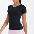 Camiseta deportiva negra de mujer de corte entallado y manga corta para yoga y fitness - S / Negro