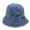 Détail du chapeau bob en denim bleu avec plaque logo en métal et coutures de bord - M (56-58cm) / Bleu foncé