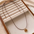 Collana barocca di perle con cordino marrone e ciondolo dorato con occhio di tigre - Collana a strappo con ciondolo in occhio di tigre irregolare - circonferenza circa 44 cm