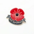 Rode emaille klaproos speld met 'Lest We Forget' banner op een witte achtergrond - Rood + Zwart