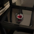Anello dal design a spine argentate con una grande gemma rossa a forma di cuore - Stile Cuore Rosso (红爱心戒指)