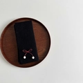 Detalle de bufanda de punto negro con lazo rojo y pompones blancos estilo coreano - Negro