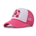 Detail van rode lippen borduurwerk en tekst op de roze en witte high-crown trucker pet - Verstelbaar / Rozerood