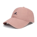 Detalle de gorra de béisbol de algodón rosa con bordado de perro azul y visera curva - Ajustable / Rosa