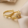 Vergoldetes Elefanten-Ring-Set mit glitzernden Zirkonia auf beigem Seidenstoff - Einstellbar Offen / Goldener Elefantenring und geflochtener Ring