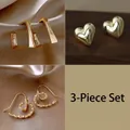 Dreiteiliges goldenes Ohrring-Set mit quadratischen Creolen und Herzsteckern auf Seide - 1# Geometrisches Quadrat und 3D-Herz-Set (AL137) / Gold