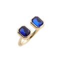 Vue détaillée d'une bague dorée réglable avec deux pierres précieuses bleues rectangulaires - Ouvert Réglable / Bleu