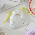 Dettaglio del sacchetto in cotone bianco con stampa cuore blu e cordino giallo - Cuore a strisce blu