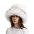 Dettaglio cappello bianco in ecopelliccia con consistenza morbida e punte in finta pelliccia - Bianco con punte nere
