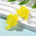 Vista macro di ciondoli a quadrifoglio in resina gialla glitterata per accessori gioielli DIY - Senza Gancio a Occhiello / Giallo