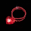 Nahaufnahme des leuchtenden roten LED-Herzanhängers für Valentinstag-Halsketten. - Herz Armband