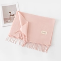 Sciarpa rosa effetto cashmere da donna con dettagli di nappe e texture morbida - Senza Etichetta / Rosa