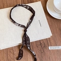 Dettaglio della collana vintage in tessuto paisley con perla di legno rossa - 7# Collana-Caffè