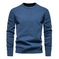 Vue détaillée du pull bleu à col rond montrant la maille fine et l'étiquette mode à l'ourlet - Bleu Étoilé