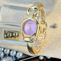 Elegante goldene Damenuhr mit lila Zifferblatt und Hufeisen-Armband auf Luxusstoff - Hellviolett