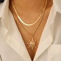 Collana a doppio strato dorata con ciondolo sole e catena a serpente indossata da modella - Doppio Strato (Catena a Serpente e Corda) / Oro (2483)