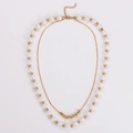 Dettaglio della collana a due strati con perle e perline dorate con chiusura a moschettone - Oro