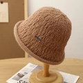 Sombrero de lana de cordero marrón con textura de punto y etiqueta tejida lateral - Caqui
