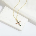 Collana dorata minimalista con ciondolo a croce e pietre preziose colorate a forma di cuore - Croce a Cuore in Zirconia Multicolore Oro