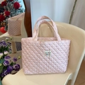 Borsa tote trapuntata rosa con motivo floreale a coniglio e toppa minimalista - Personaggio dalle orecchie lunghe rosa