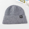 Bonnet d'hiver gris foncé pour hommes avec maille côtelée et écusson flocon - Gris clair