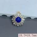 Dettaglio del ciondolo a girasole da 18,7mm con gemma blu e cristalli dorati - Blu