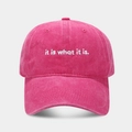 Dettaglio del ricamo bianco 'it is what it is' su un cappellino in cotone rosso rosa - Regolabile / Rosa Rosso