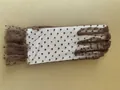 Elegantes guantes de encaje marrón con lunares blancos y puños delicados con volantes - Talla única / café