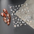 3D λευκά ανάγλυφα αυτοκόλλητα νυχιών με λουλούδια και πεταλούδες σε σκούρο φόντο - Στυλ Pretty Flower (CO-164)