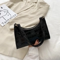 Bolso de hombro negro con patrón de cocodrilo, cremallera dorada y acabado brillante - Negro