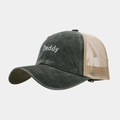 Seitenansicht der gewaschenen Mesh-Baseballkappe mit weißem Daddy-Stickereilogo - Verstellbar / Armeegrün