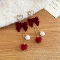 Dettaglio di orecchini a fiocco in velluto rosso con catene dorate e cristalli - Stile Nappa Lunga con Fiocco a Cuore (HE29948) / Rosso Scuro/Bianco/Oro